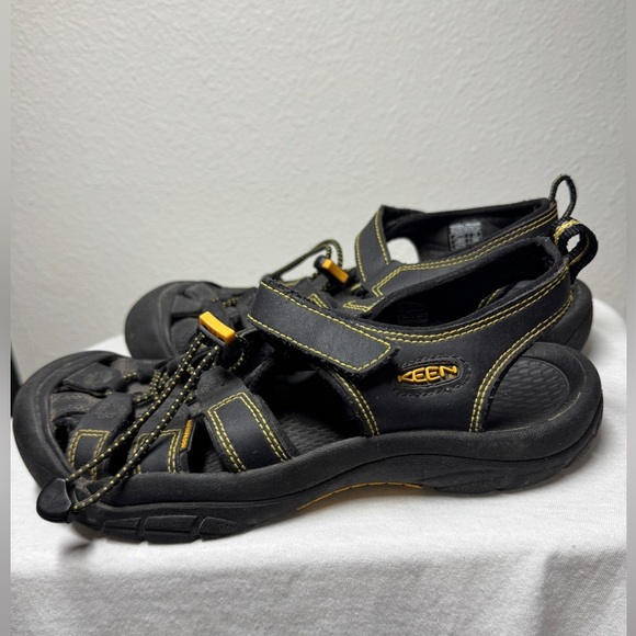 Keen Men’s Newport H2 Closed Toe Black Yellow Outdoor Rugged Sandals Size 6 - Picture 1 of 13